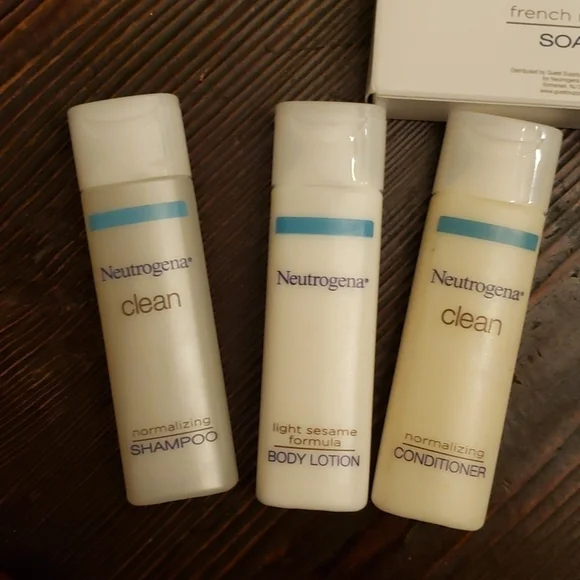 BATH & body works cosmetic bag plus extra - Picture 5 of 5